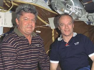 STS-91 Commander Charlie Precourt and Mission Specialist Valery Ryumin pose for photos in the orbiter middeck. 